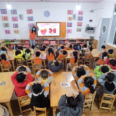 (儿童礼仪教育教什么)儿童教育重要性:咱们从小讲礼貌歌曲,培养孩子终身受益。